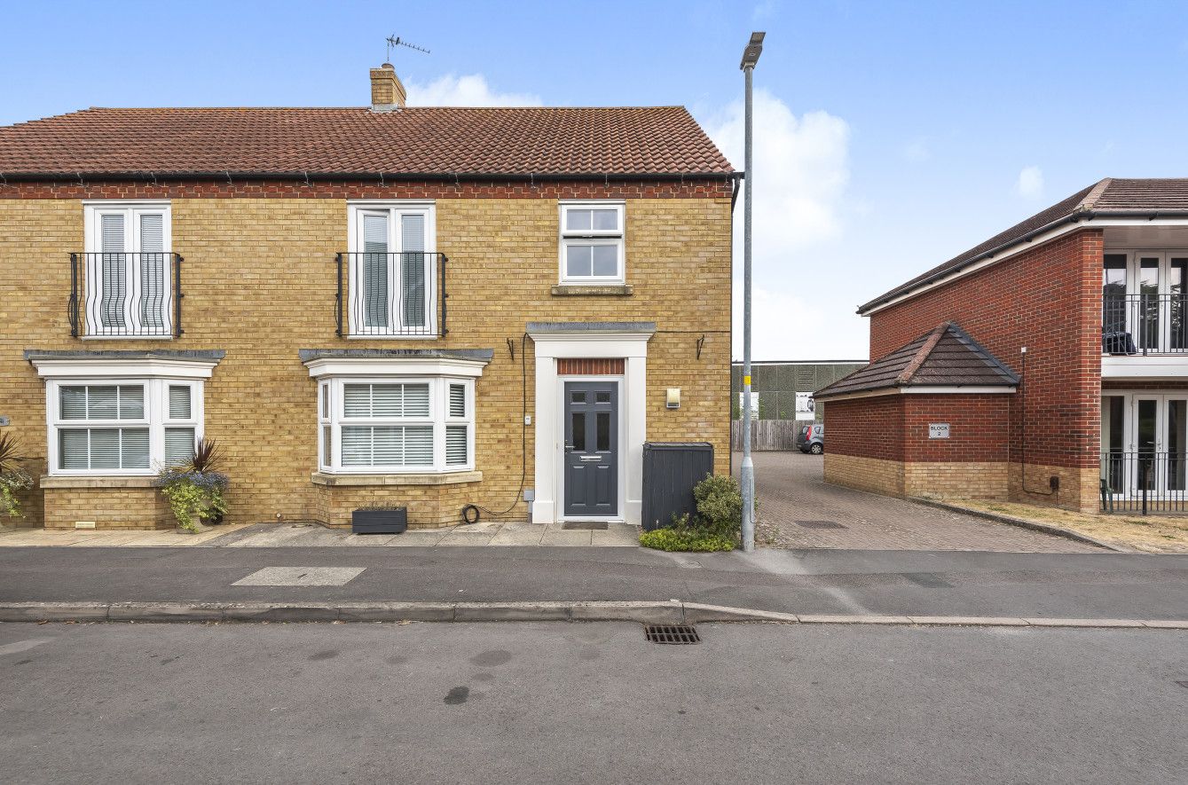 4 bed semidetached house for sale in Wainwright Mews, Wroughton