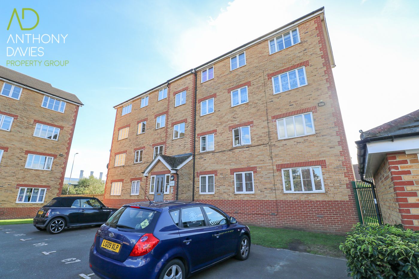 2 bed flat for sale in Village Close, Hoddesdon EN11 Zoopla