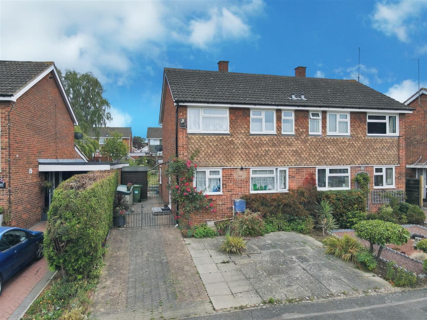 3 bed semidetached house for sale in Melrose Avenue, Bletchley, Milton