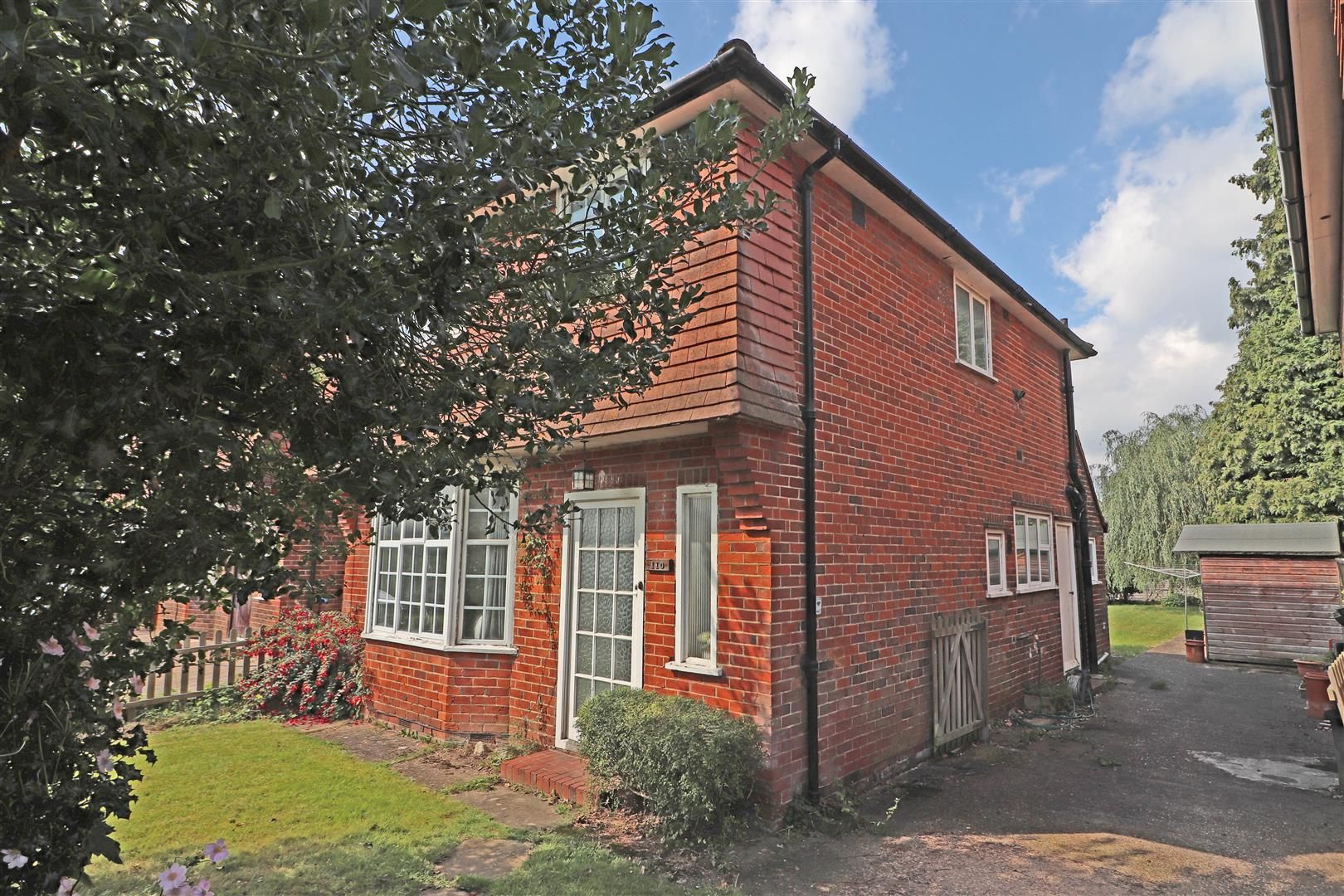 3 bed detached house for sale in Nutfield Road, Merstham, Redhill RH1