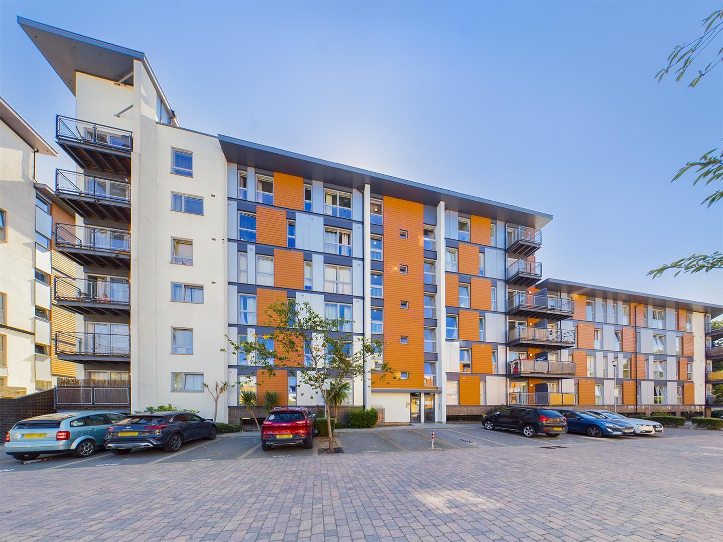 2 bed flat for sale in Commonwealth Drive, Crawley RH10 Zoopla