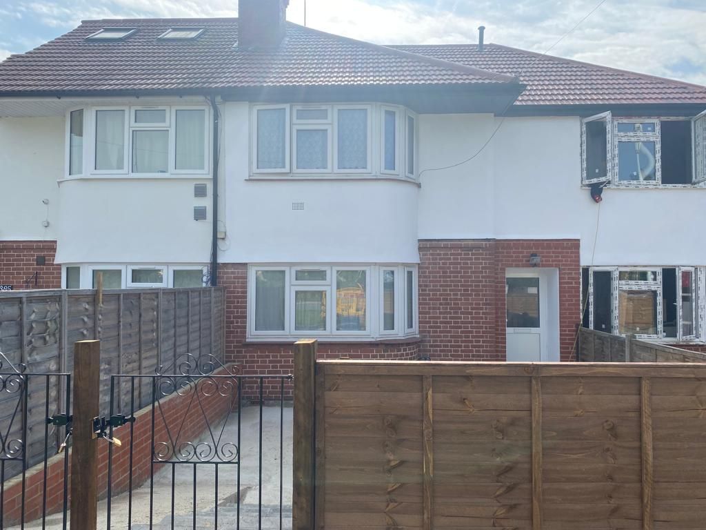 3 bed terraced house to rent in Staines Road, Bedfont, Feltham TW14