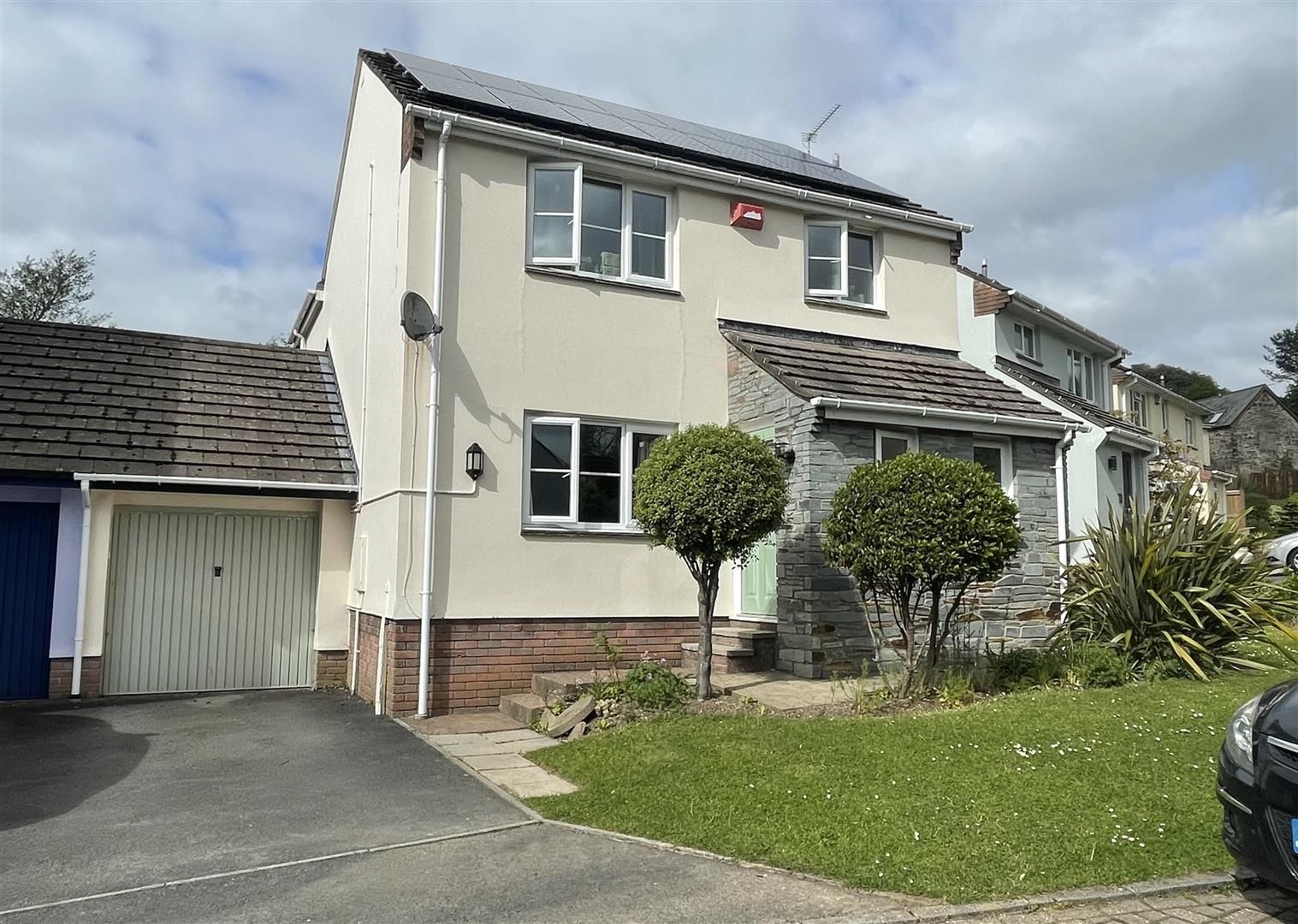 3 bed linkdetached house for sale in Magnolia Close, Barnstaple EX32