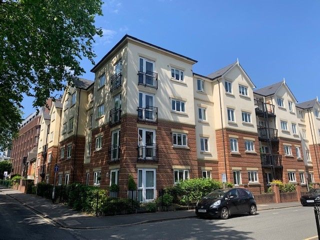 Beaufort Lodge, Woking GU21  