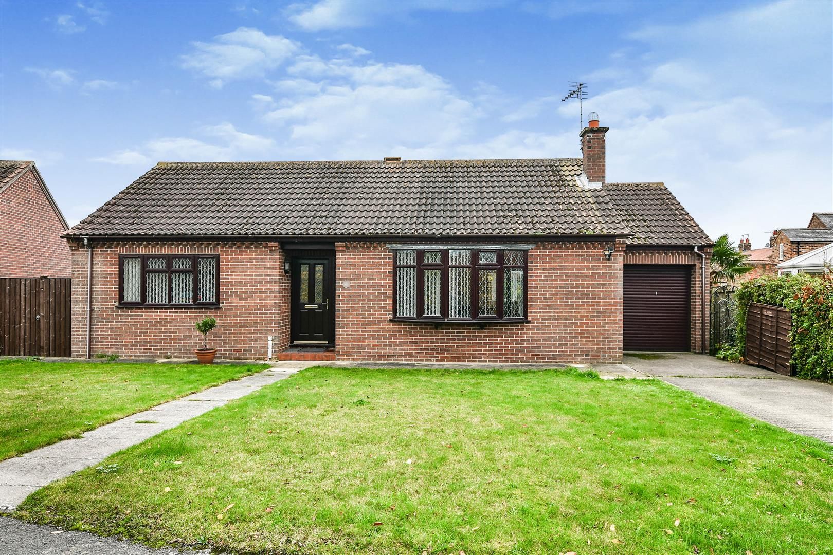 2 bed detached bungalow for sale in Low Well Park, Wheldrake, York YO19