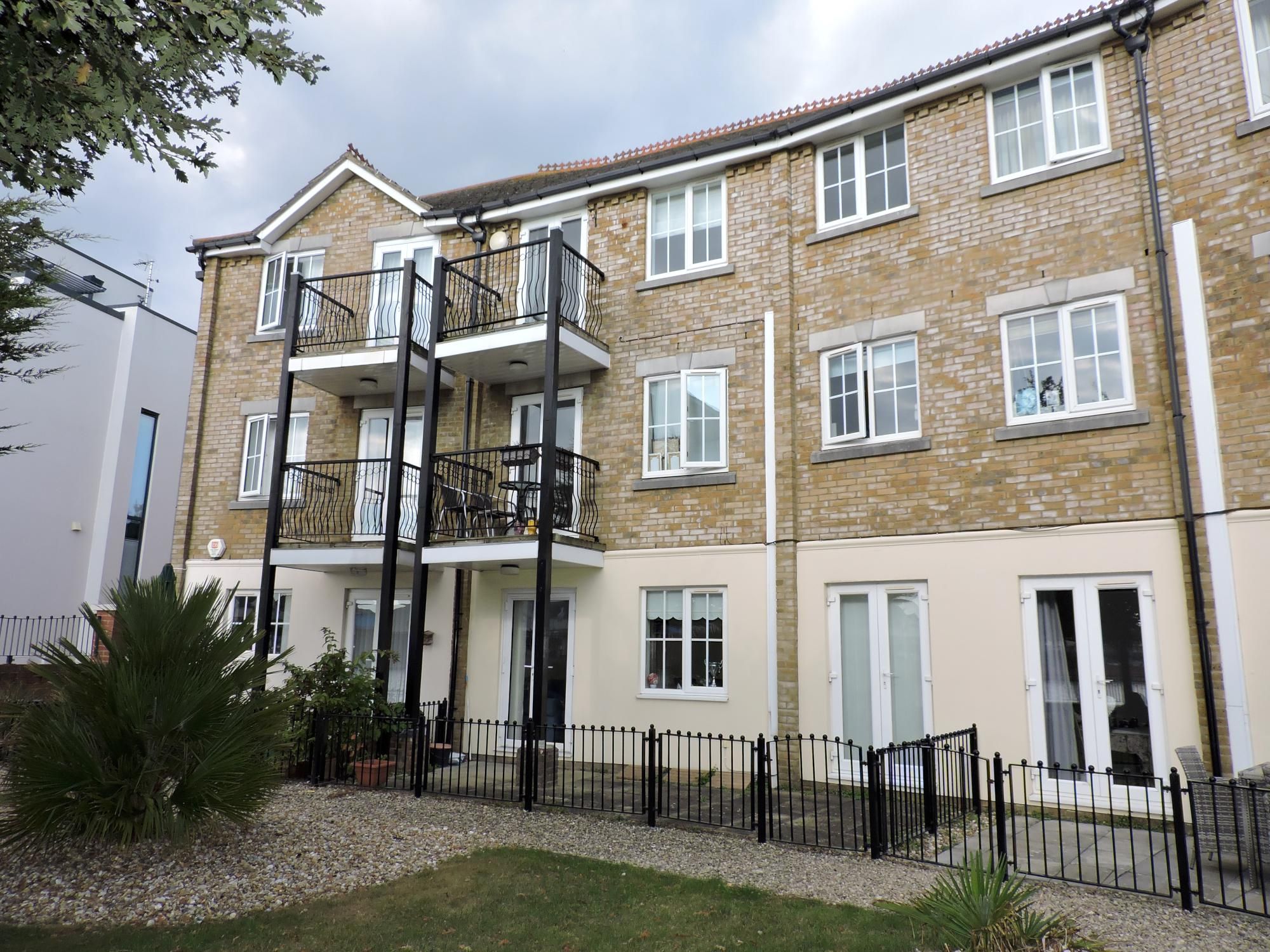 2 bed flat to rent in Long Beach View, Sovereign Harbour North