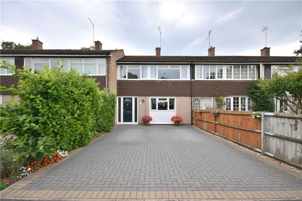 3 bed terraced house for sale in Segsbury Grove, Bracknell, Berkshire