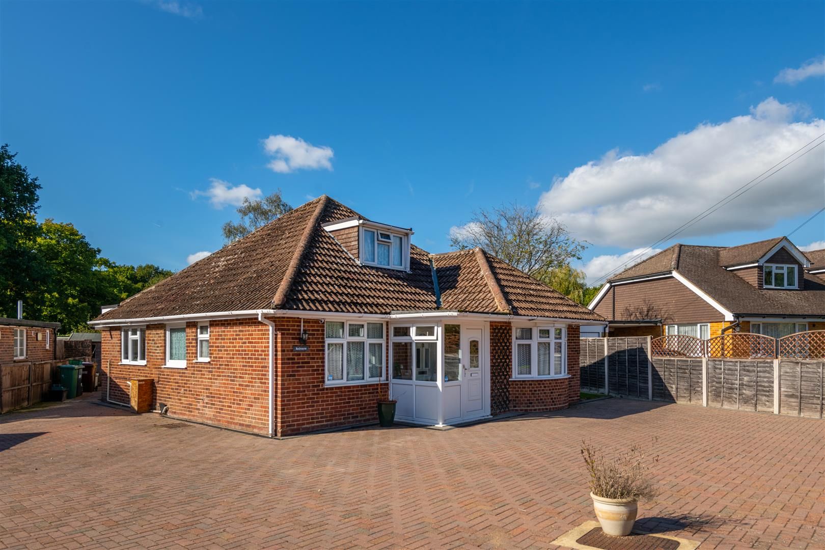 3 bed detached bungalow for sale in Weatherhill Close, Horley RH6 Zoopla