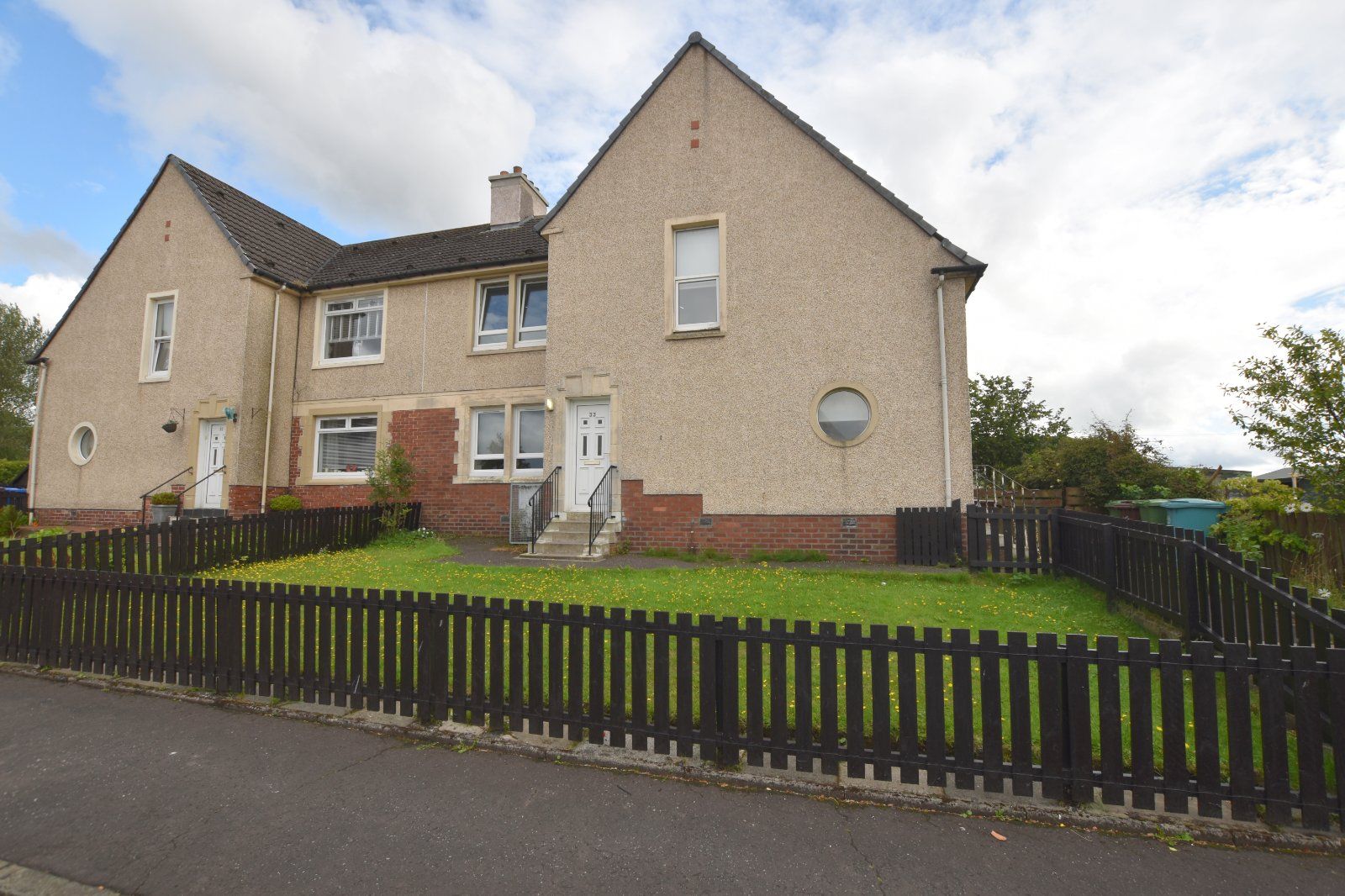 2 bed flat to rent in Hillview, Greengairs, Airdrie, Lanarkshire ML6