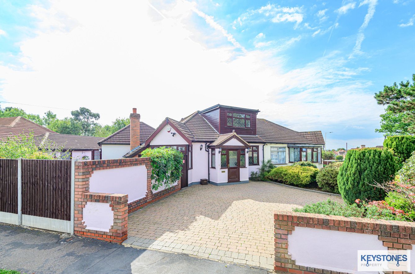 4 bed property for sale in Lawns Way, Collier Row, Romford RM5 Zoopla