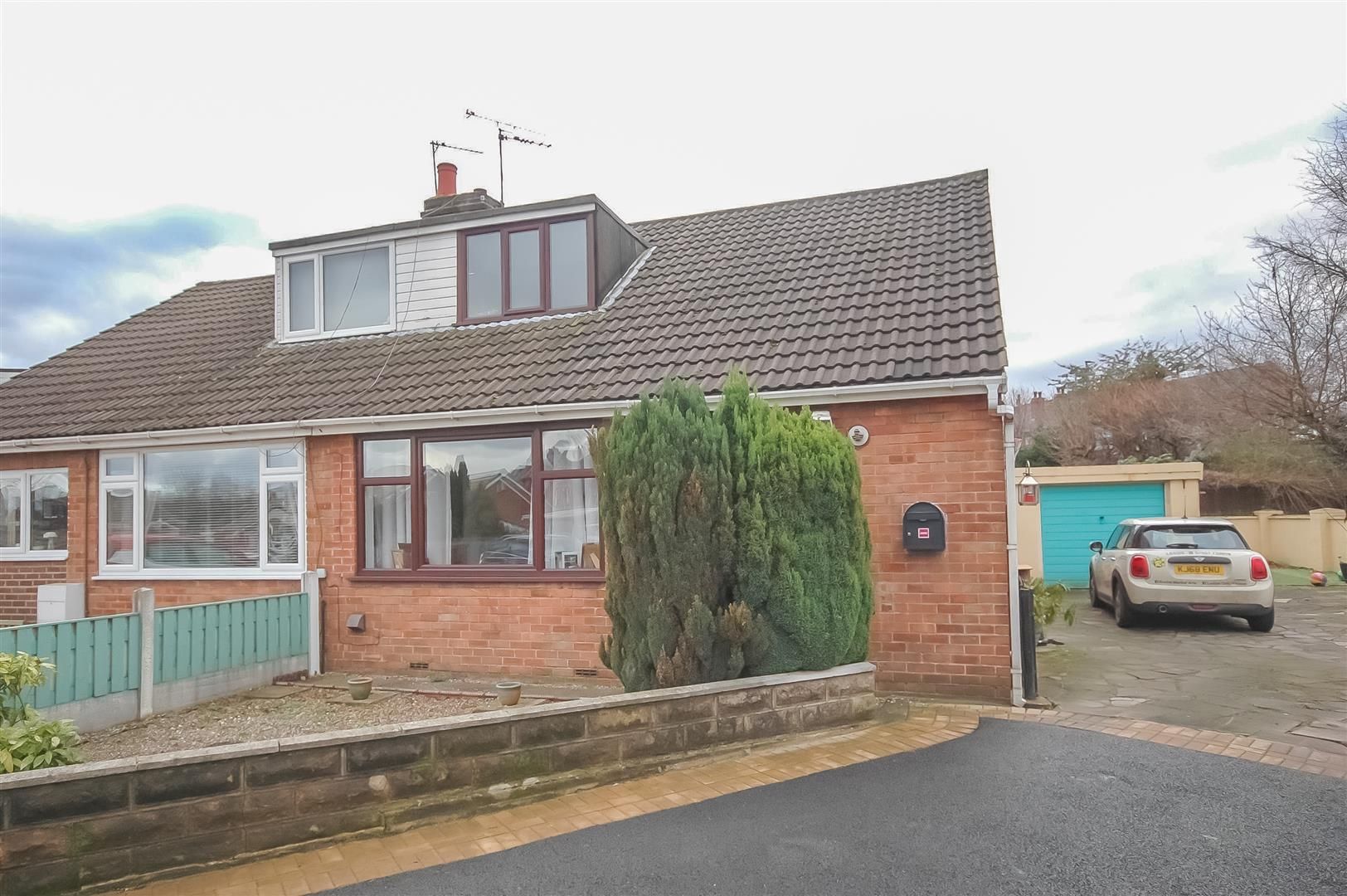 3 bed semidetached bungalow for sale in Lingwell Gate Crescent