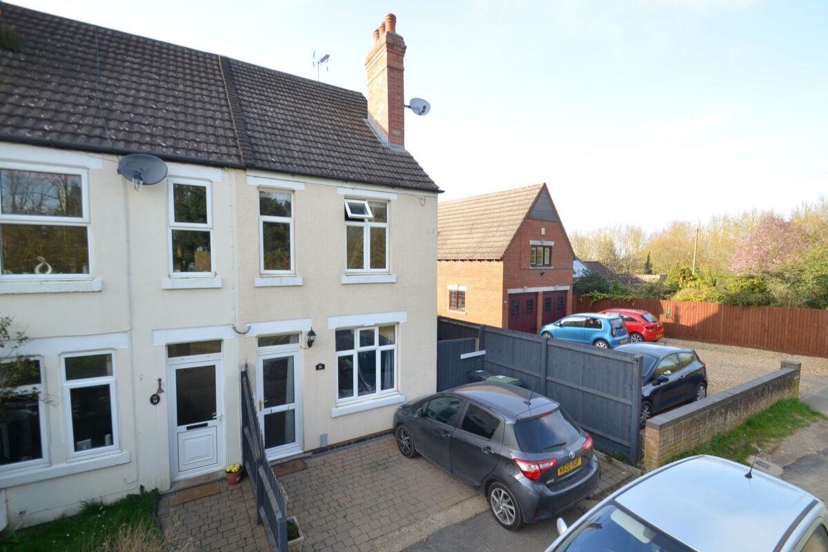 3 bed terraced house for sale in Brooks Road, Raunds, Wellingborough