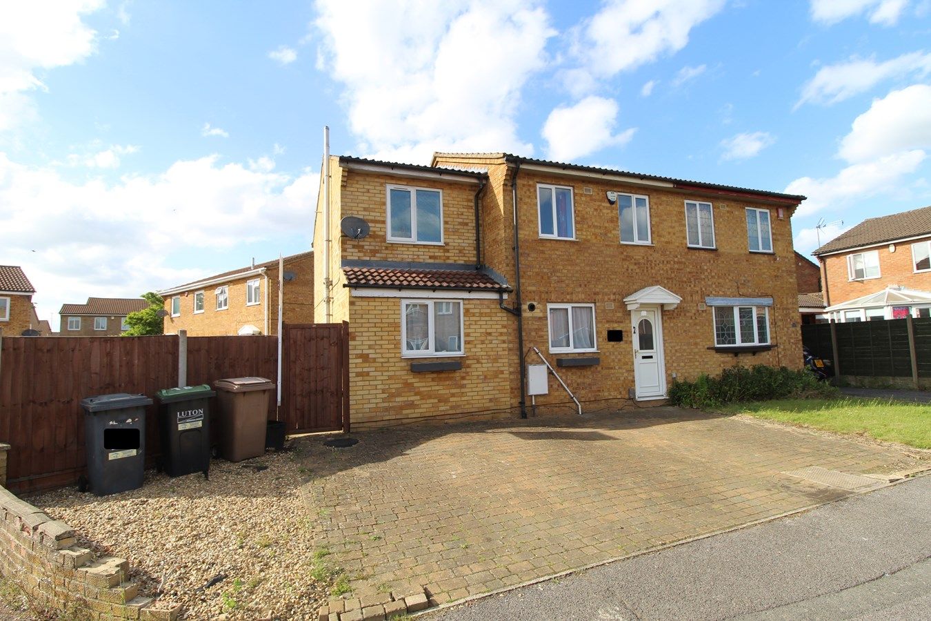 3 bed property to rent in Weldon Close, Luton LU2 Zoopla
