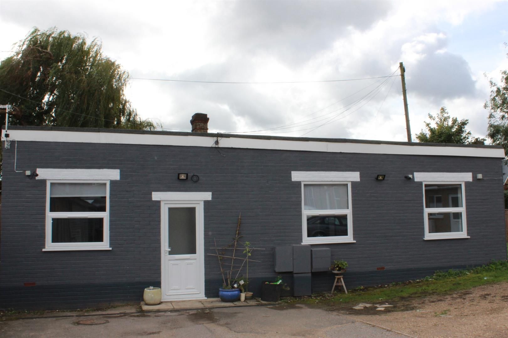 2 bed flat to rent in Victoria Street, Englefield Green, Egham TW20