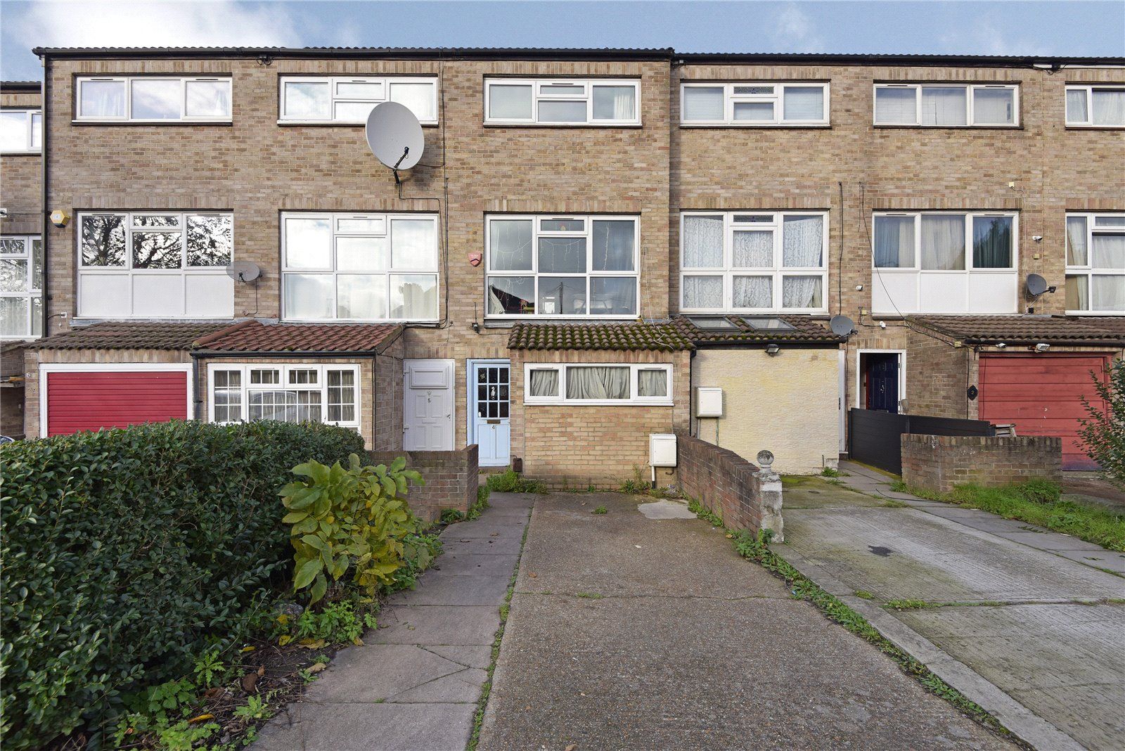 3 bed terraced house to rent in Stow Crescent, Walthamstow, London E17
