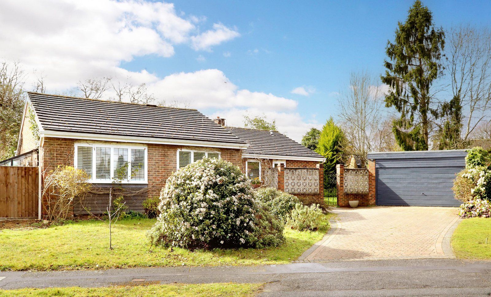 3 bed bungalow for sale in Mossway, Beaconsfield HP9 Zoopla