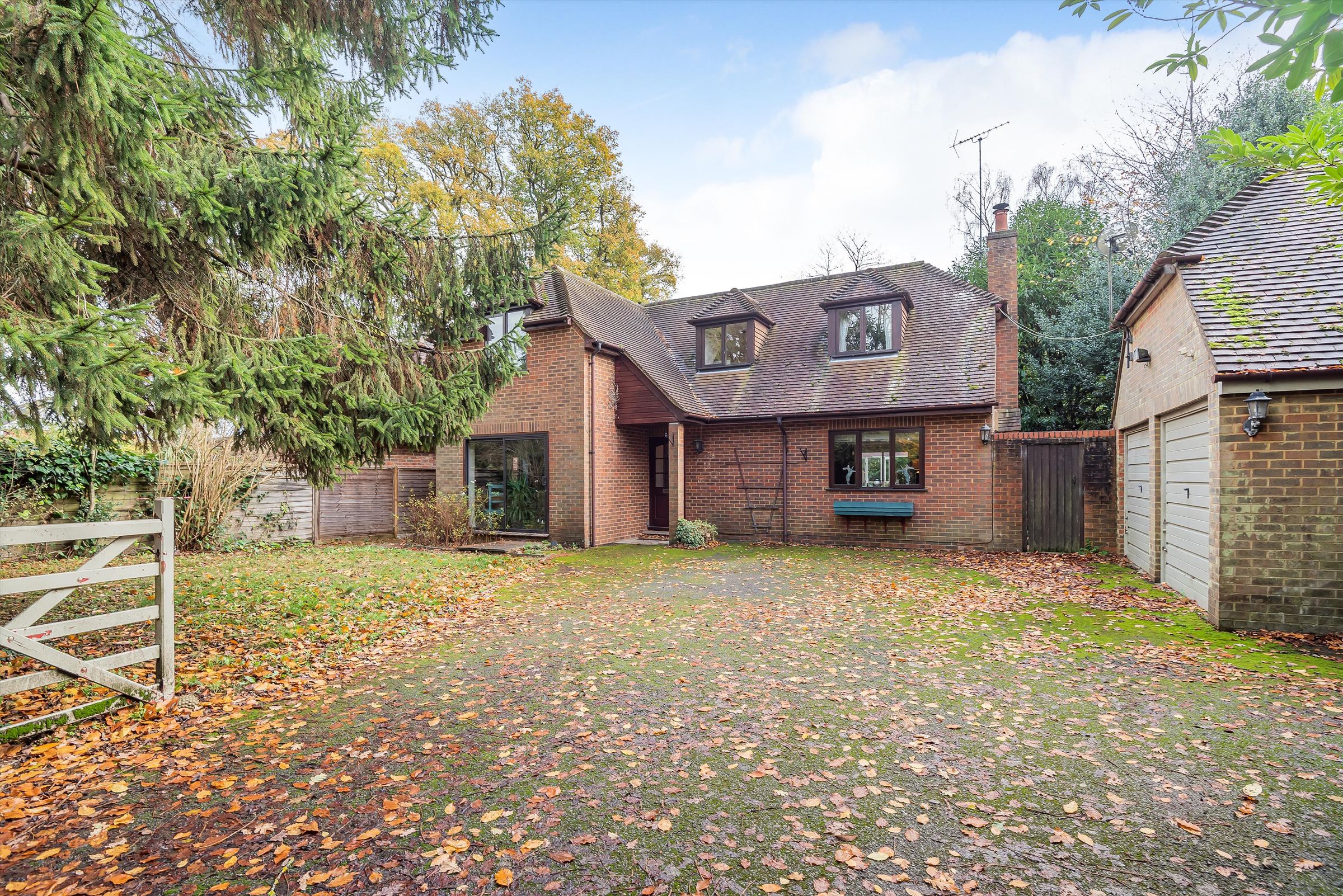 3 bed detached house for sale in Busgrove Lane, Stoke Row, HenleyOn