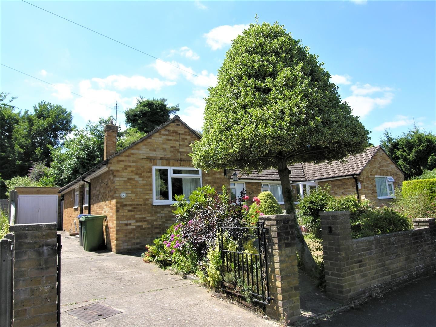 3 bed semidetached bungalow for sale in Hillside Close, Knaphill