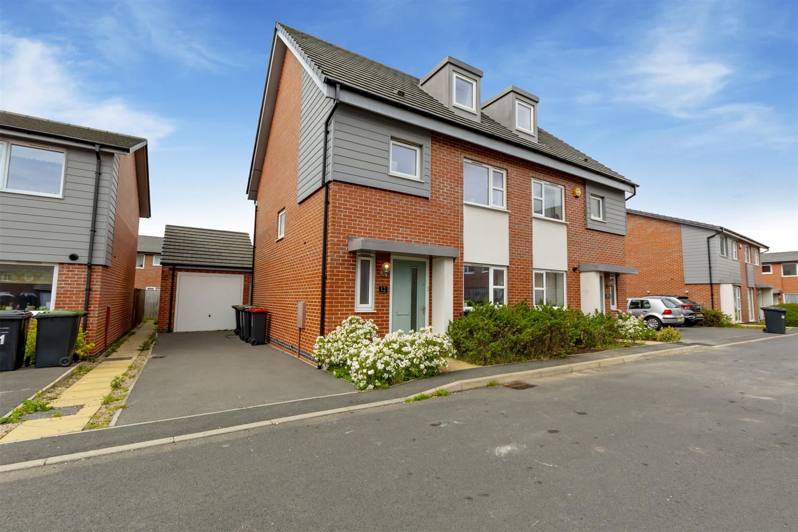 4 bed semidetached house for sale in Harvest Close, Beeston