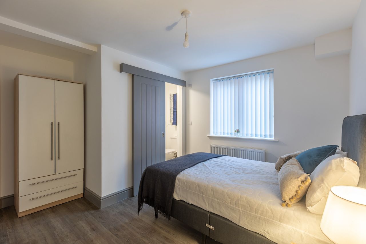 Room to rent in Old Chester Road, Birkenhead, Wirral, Merseyside CH42