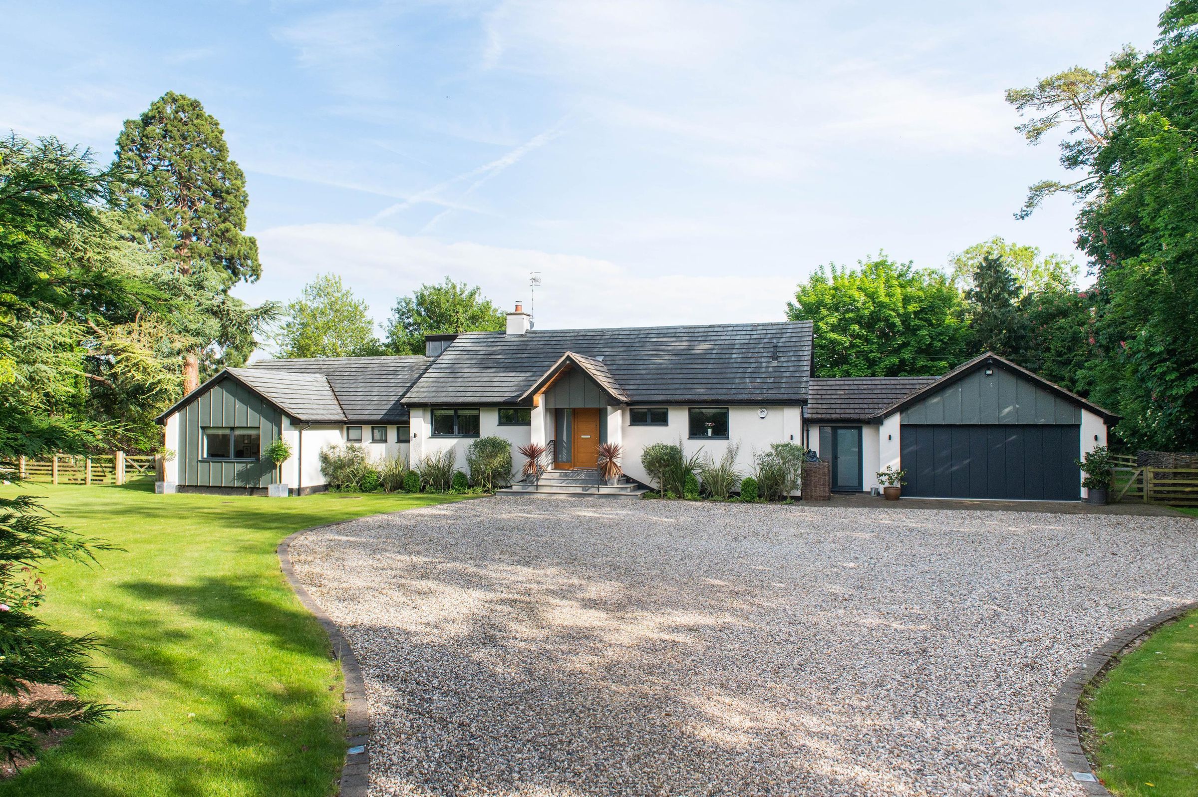 5 bed bungalow for sale in Luddington, StratfordUponAvon
