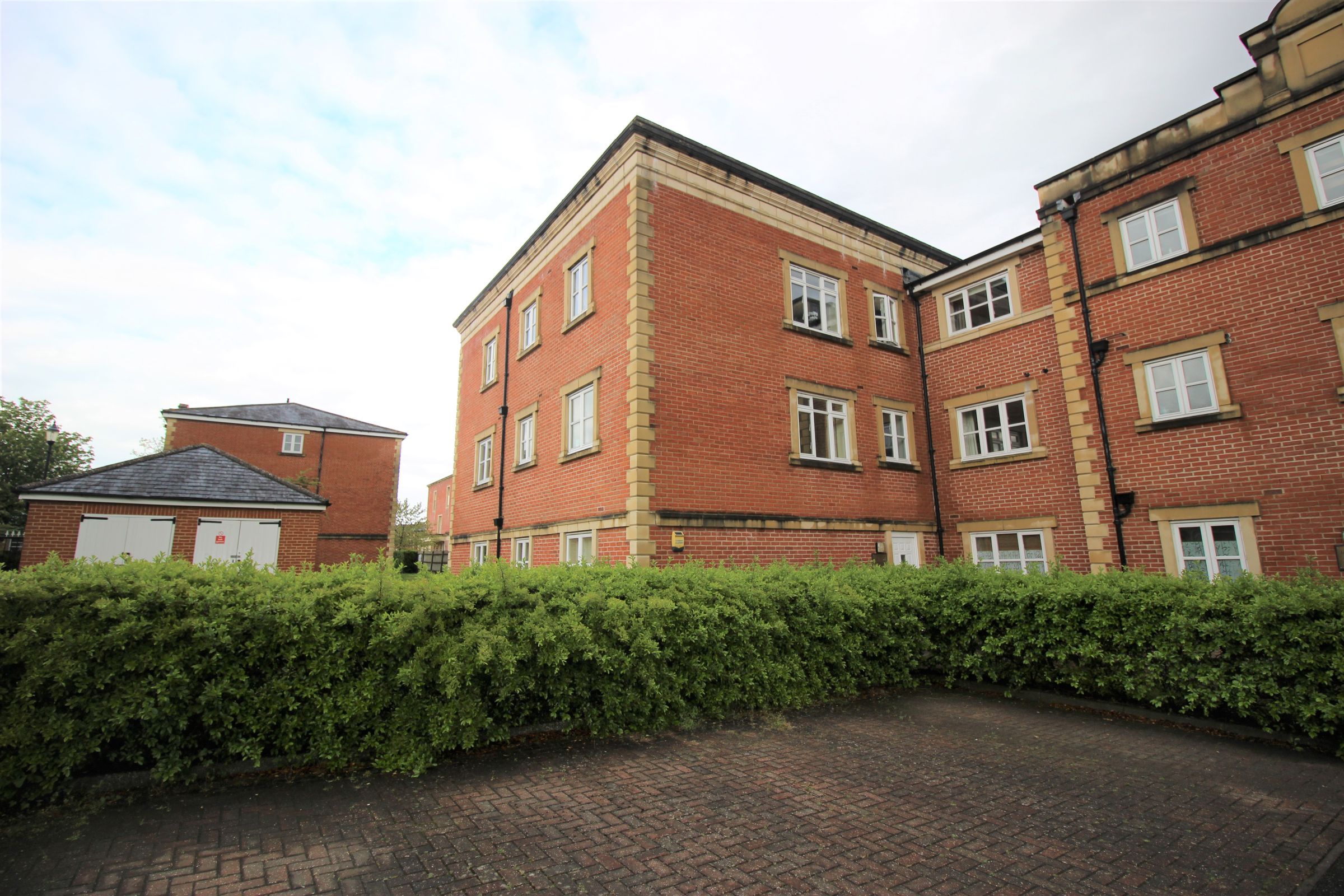 2 bed flat for sale in Talfourd Way, Redhill RH1 Zoopla