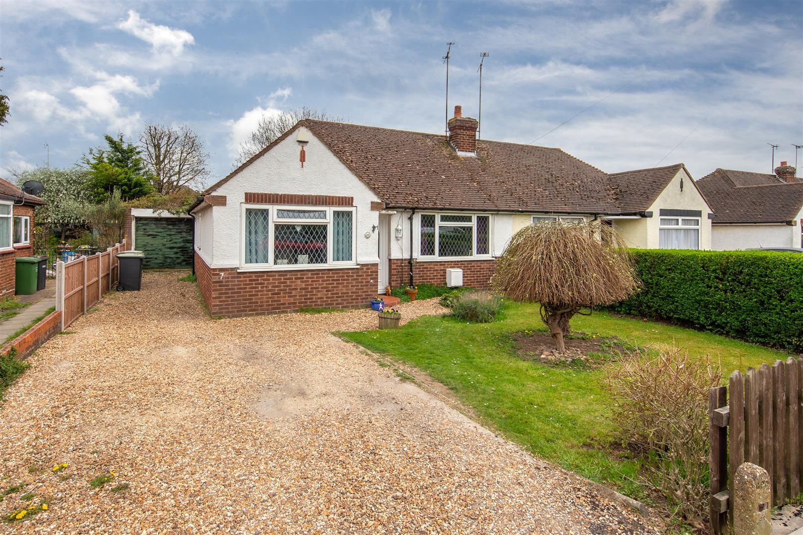 2 bed semidetached bungalow for sale in Icknield Way, Luton