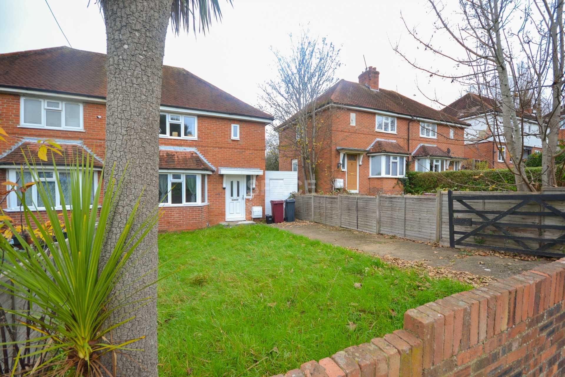 3 bed semidetached house to rent in Cressingham Road, Reading