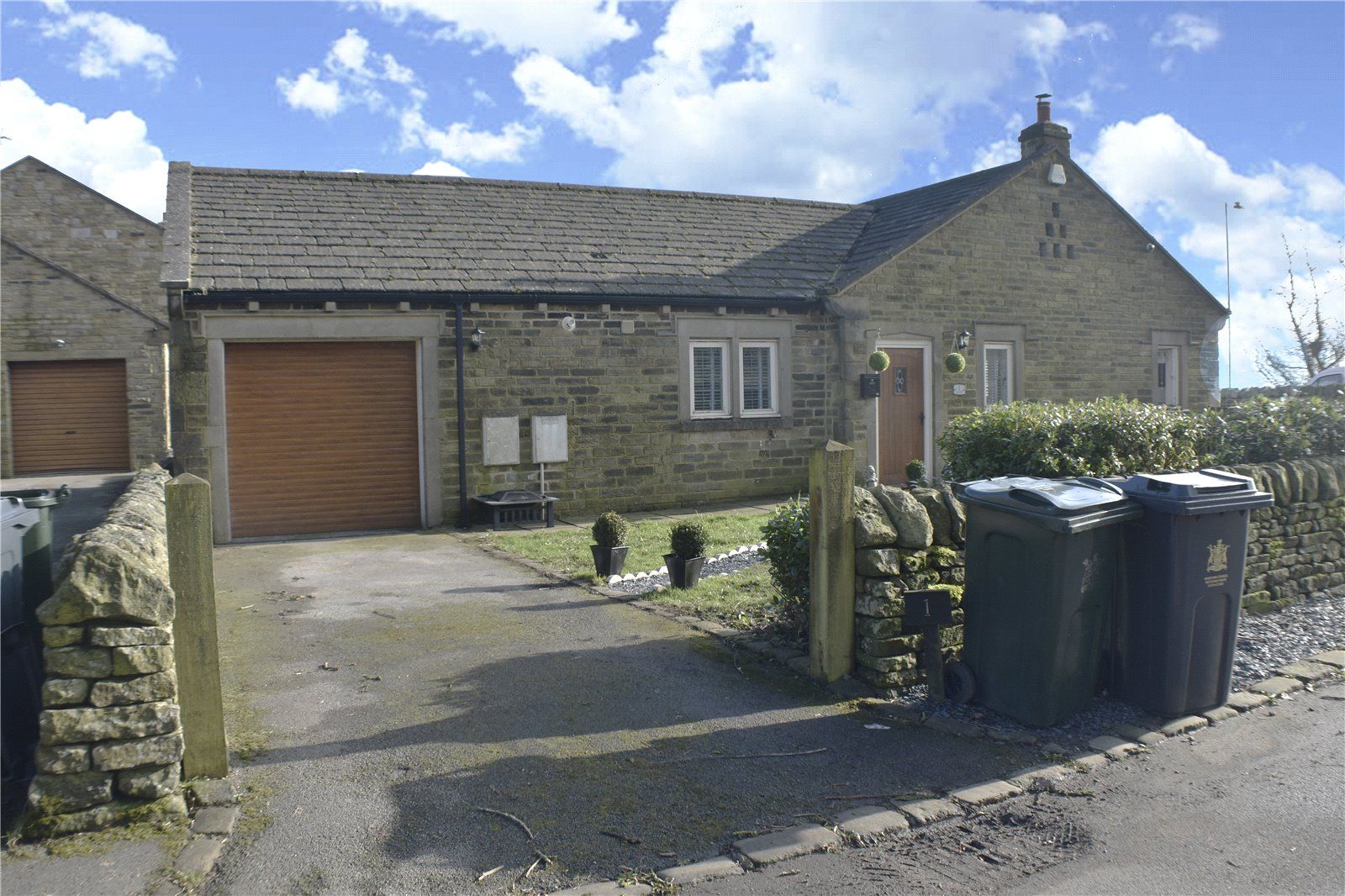 3 bed bungalow to rent in Denholme House Farm Drive, Denholme, Bradford