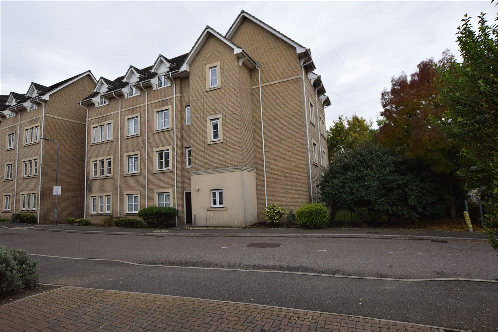2 bed flat to rent in Walnut Close, Steeple View, Laindon, Basildon