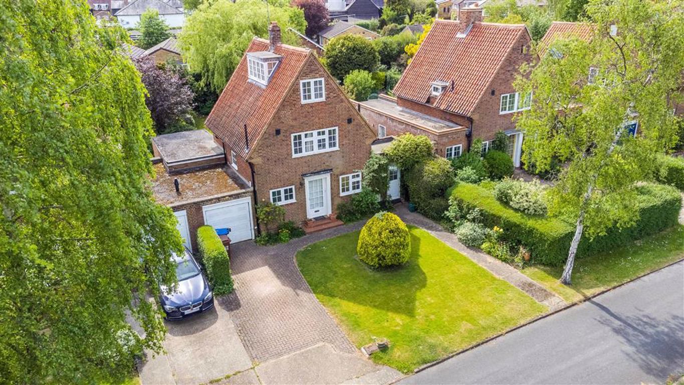3 bed linkdetached house for sale in Barleycroft Green, Welwyn Garden