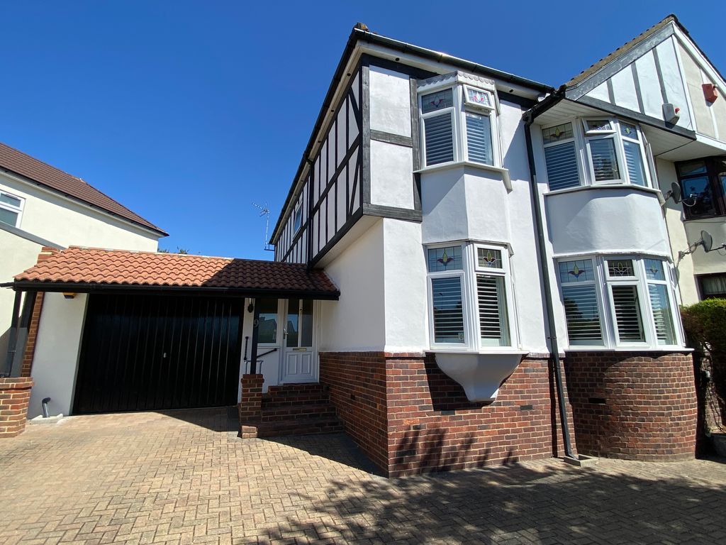 4 bed semidetached house for sale in Fairford Avenue, Bexleyheath DA7