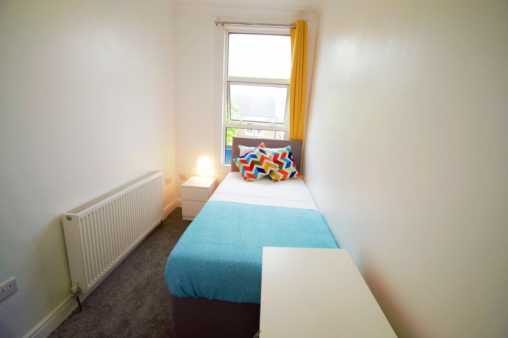 Room to rent in Devonport Road, London W12 Zoopla