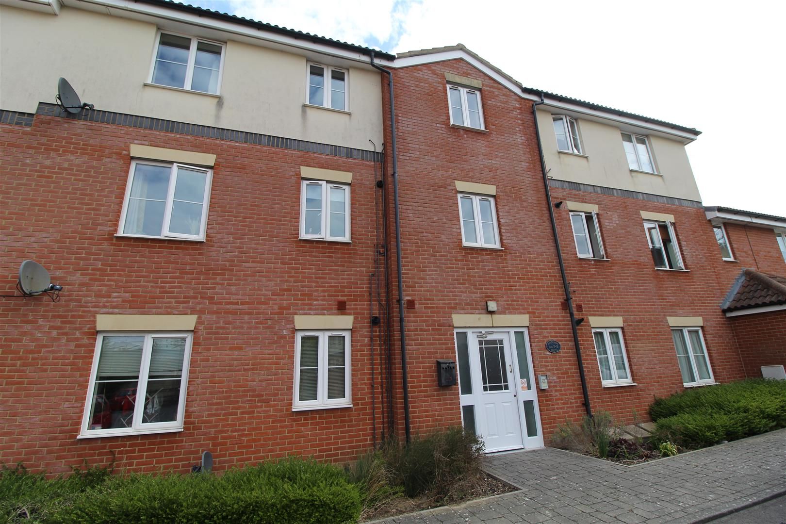 2 bed flat to rent in Britannia House, Redcliffe Street, Swindon SN2