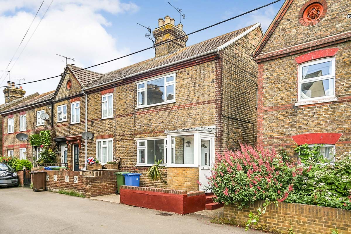 2 bed end terrace house for sale in Upper Brents, Faversham, Kent ME13