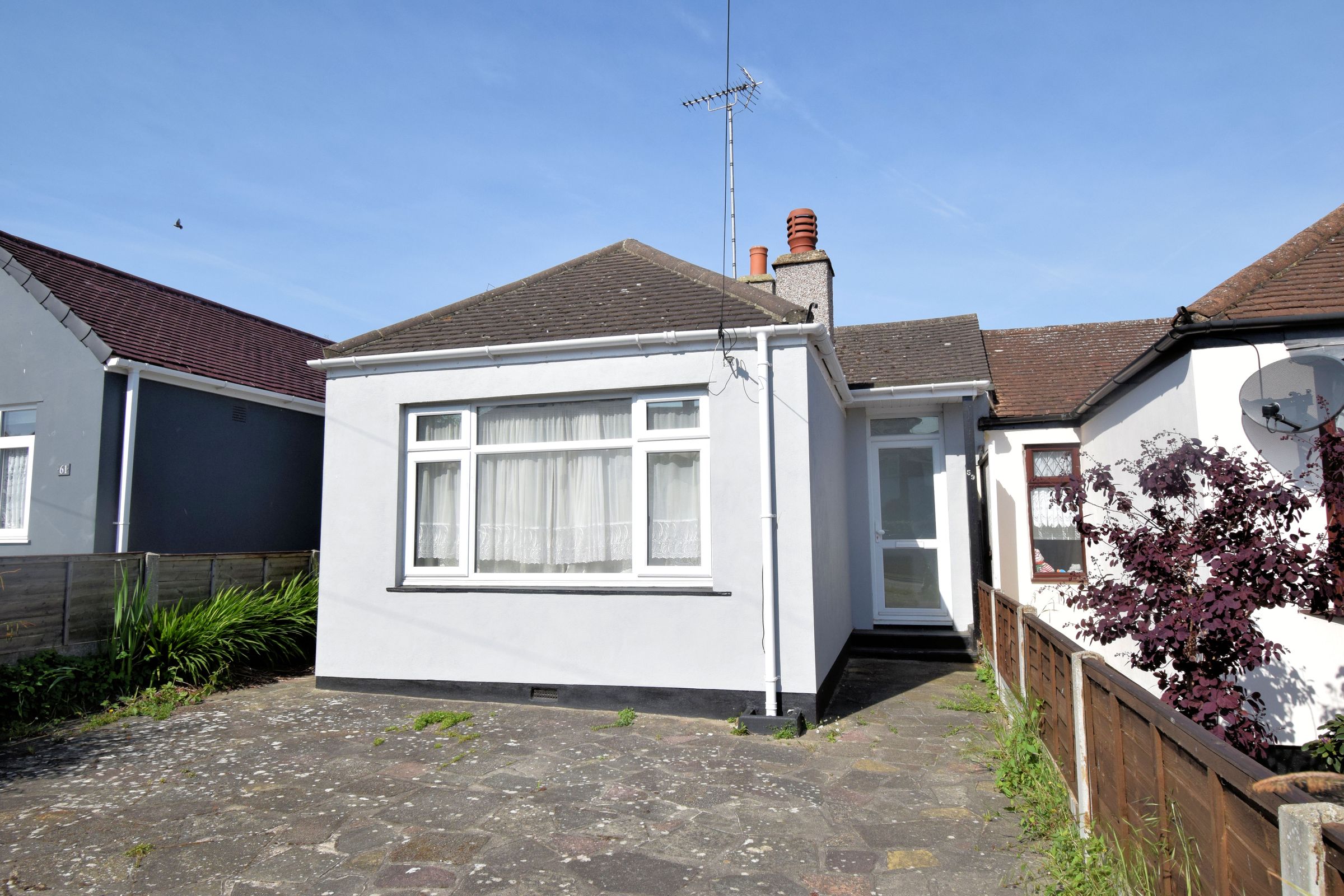 2 bed semidetached bungalow to rent in Bellhouse Lane, LeighOnSea