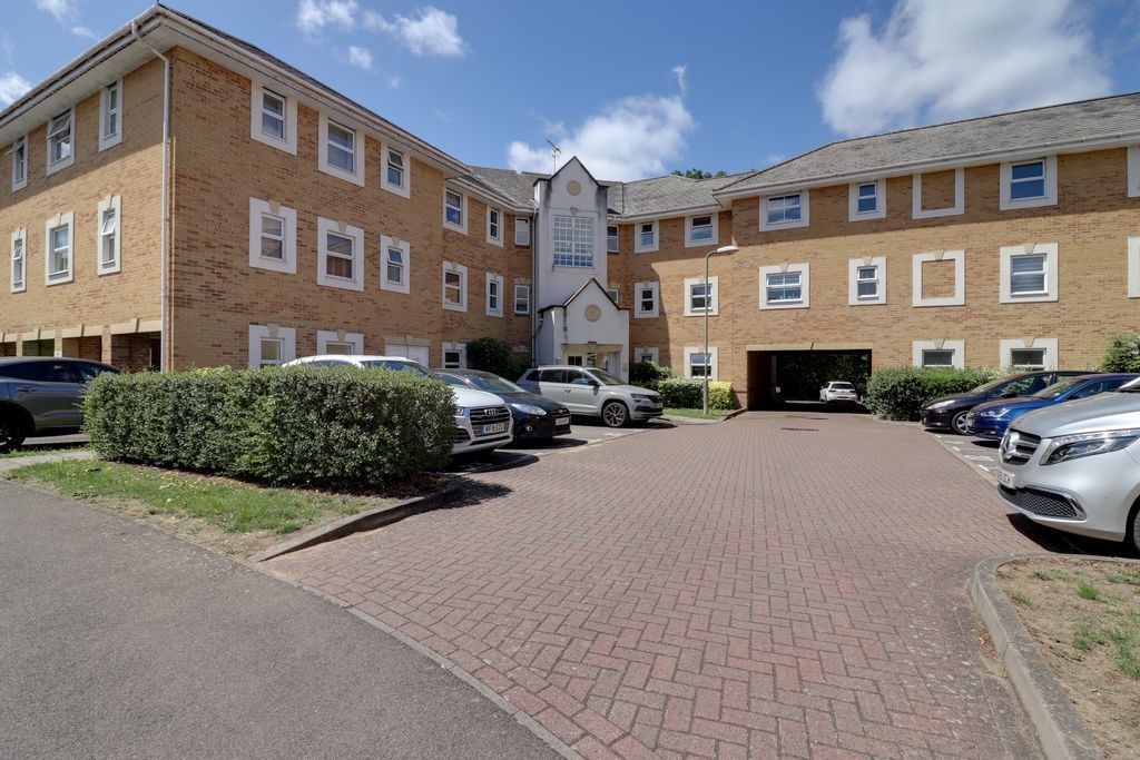2 bed flat for sale in International Way, SunburyOnThames TW16 Zoopla