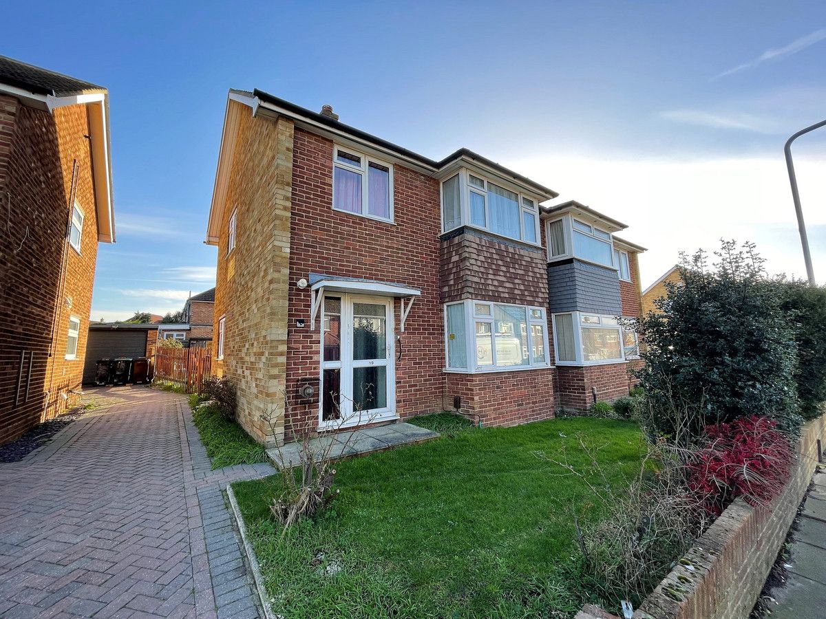 3 bed semidetached house for sale in Leander Drive, Gravesend DA12