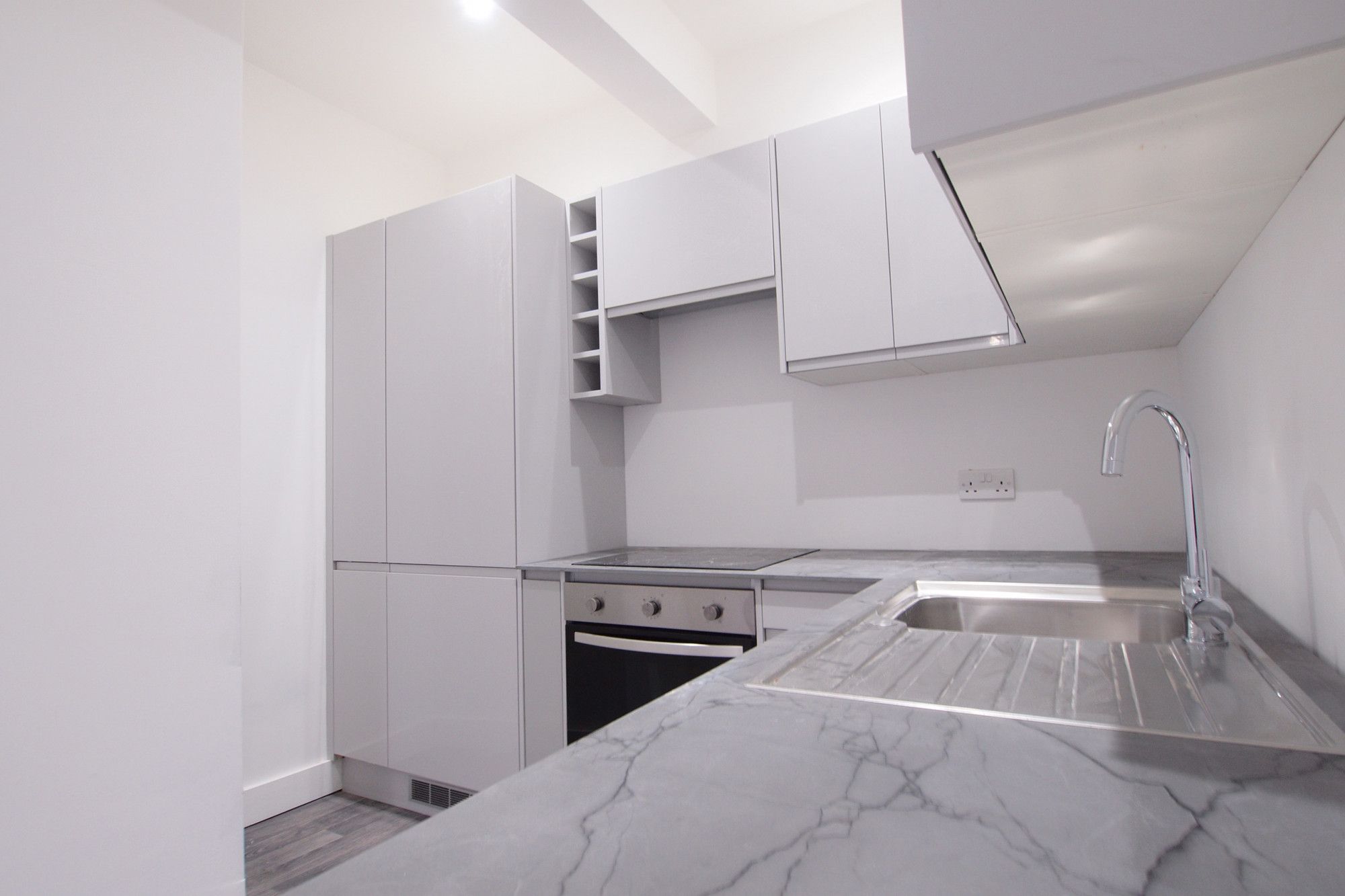 1 bed flat to rent in High Street, Ewell Village, Surrey KT171Rx KT17