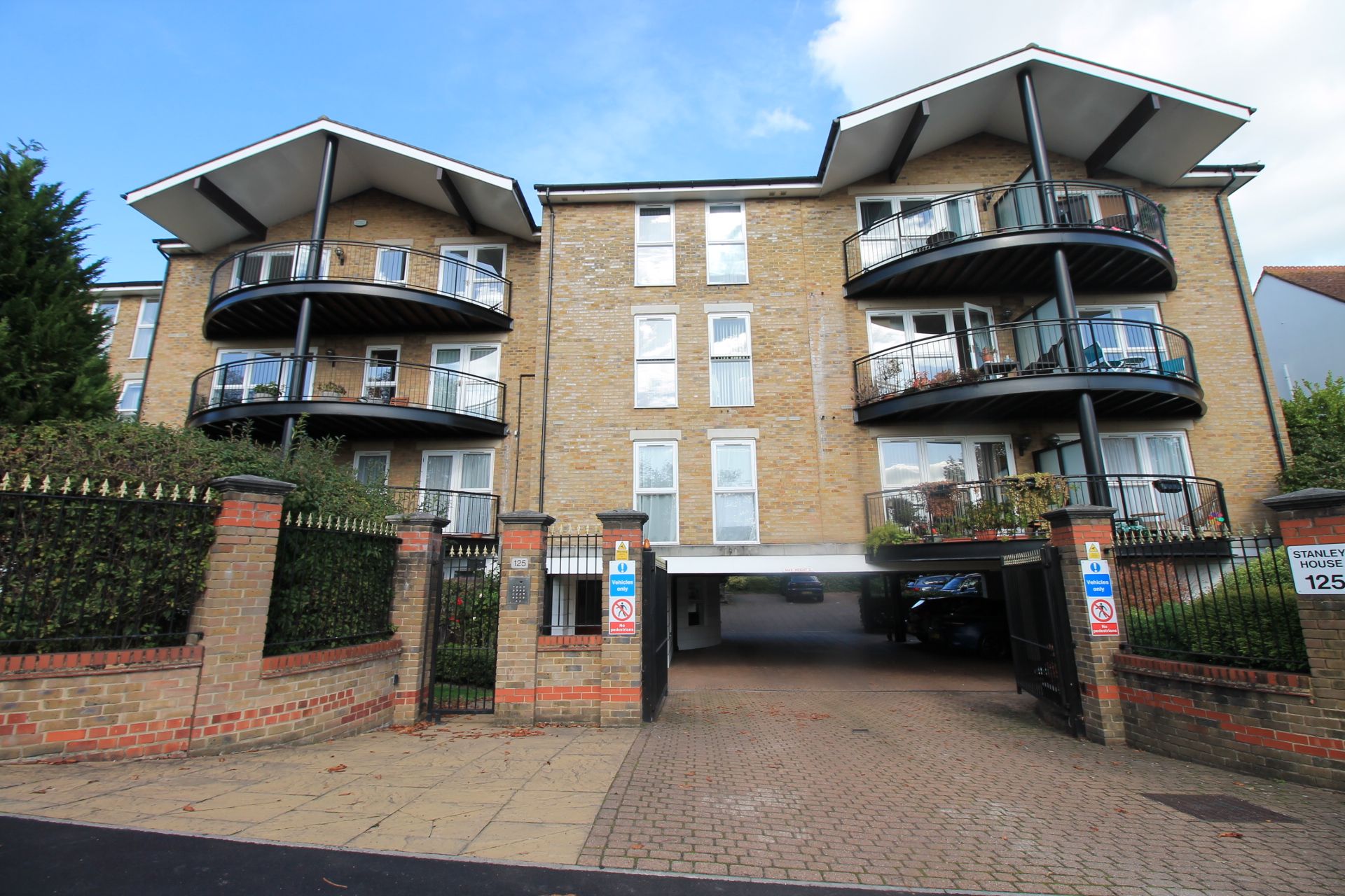 2 bed flat to rent in Aldermans Hill, Palmers Green, London N13 Zoopla
