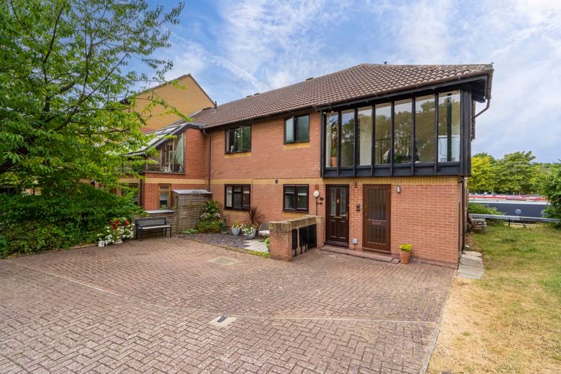 2 bed property for sale in Woodley Headland, Peartree Bridge, Milton