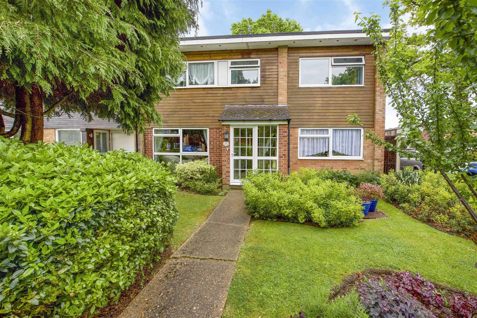 4 bed end terrace house for sale in Pine Grove, Bricket Wood, St