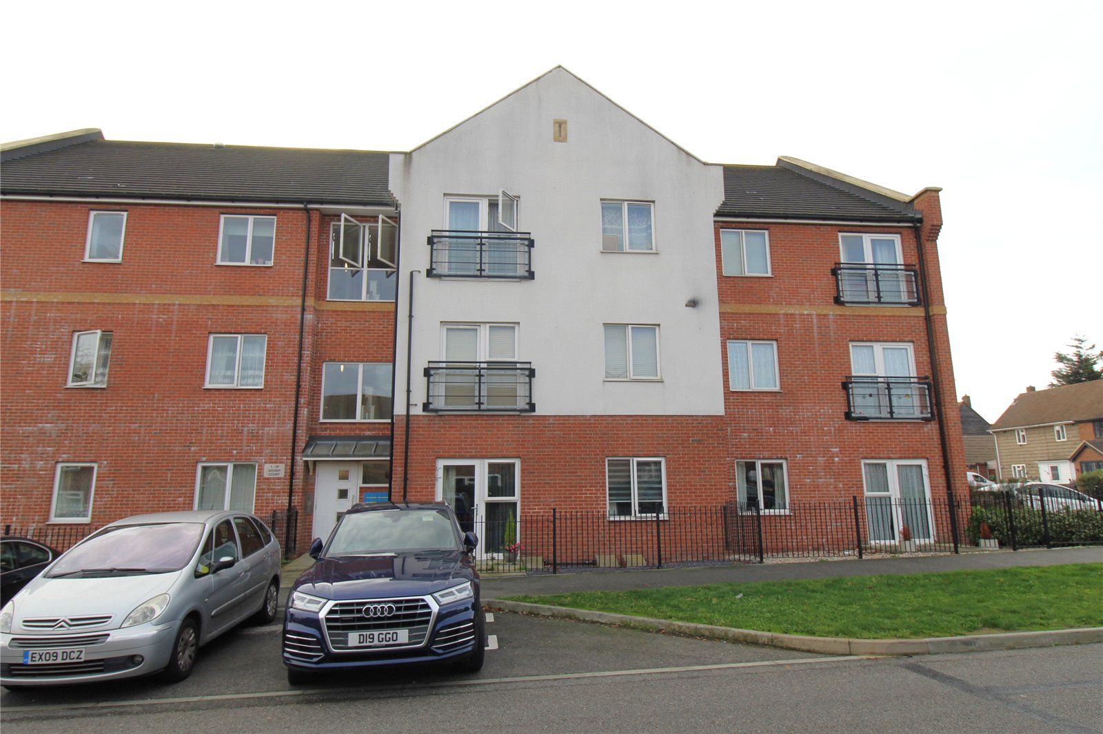 2 bed flat for sale in King Edward Road, Basildon, Essex SS15 Zoopla