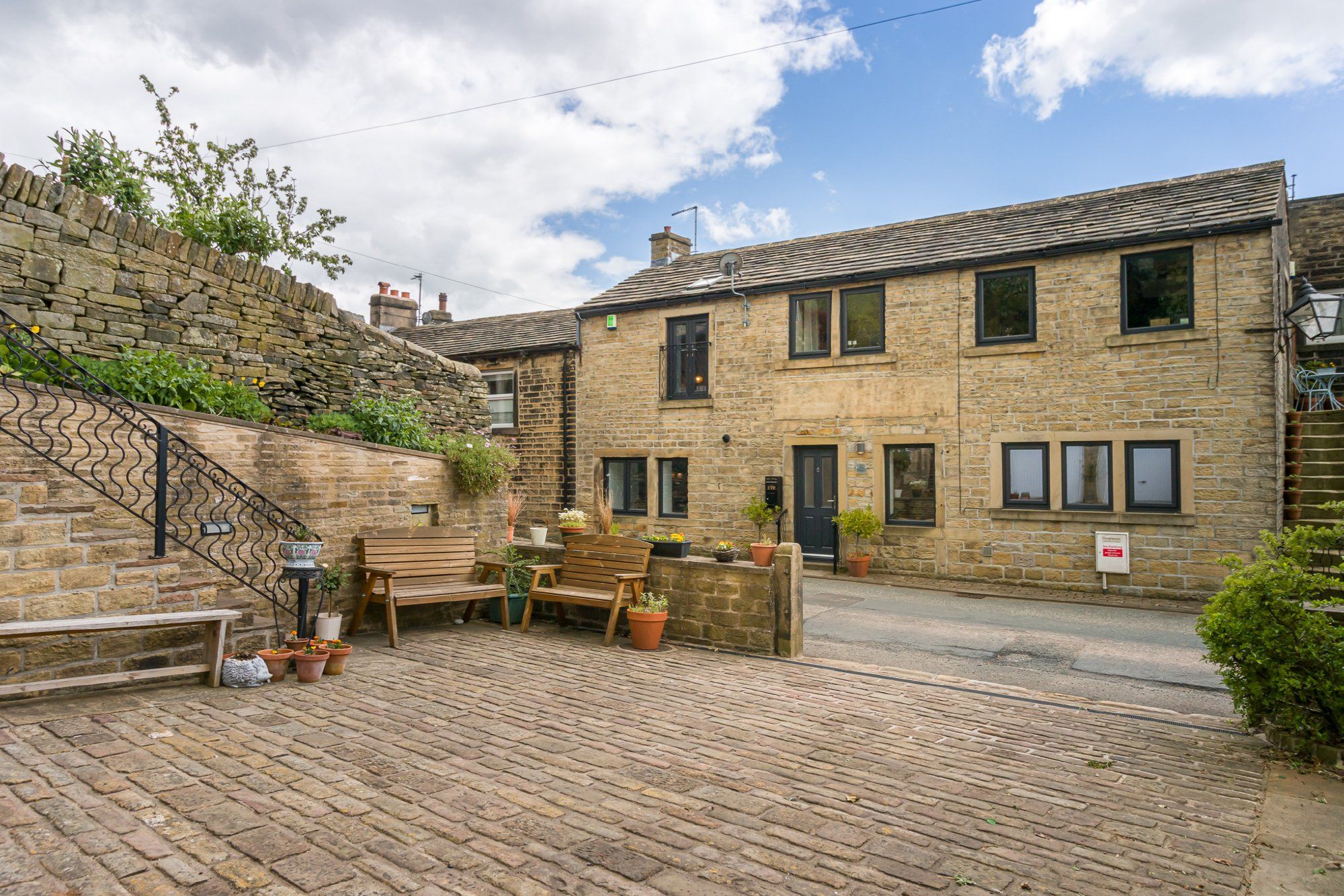 3 bed barn conversion for sale in Fairfields Road, Holmbridge