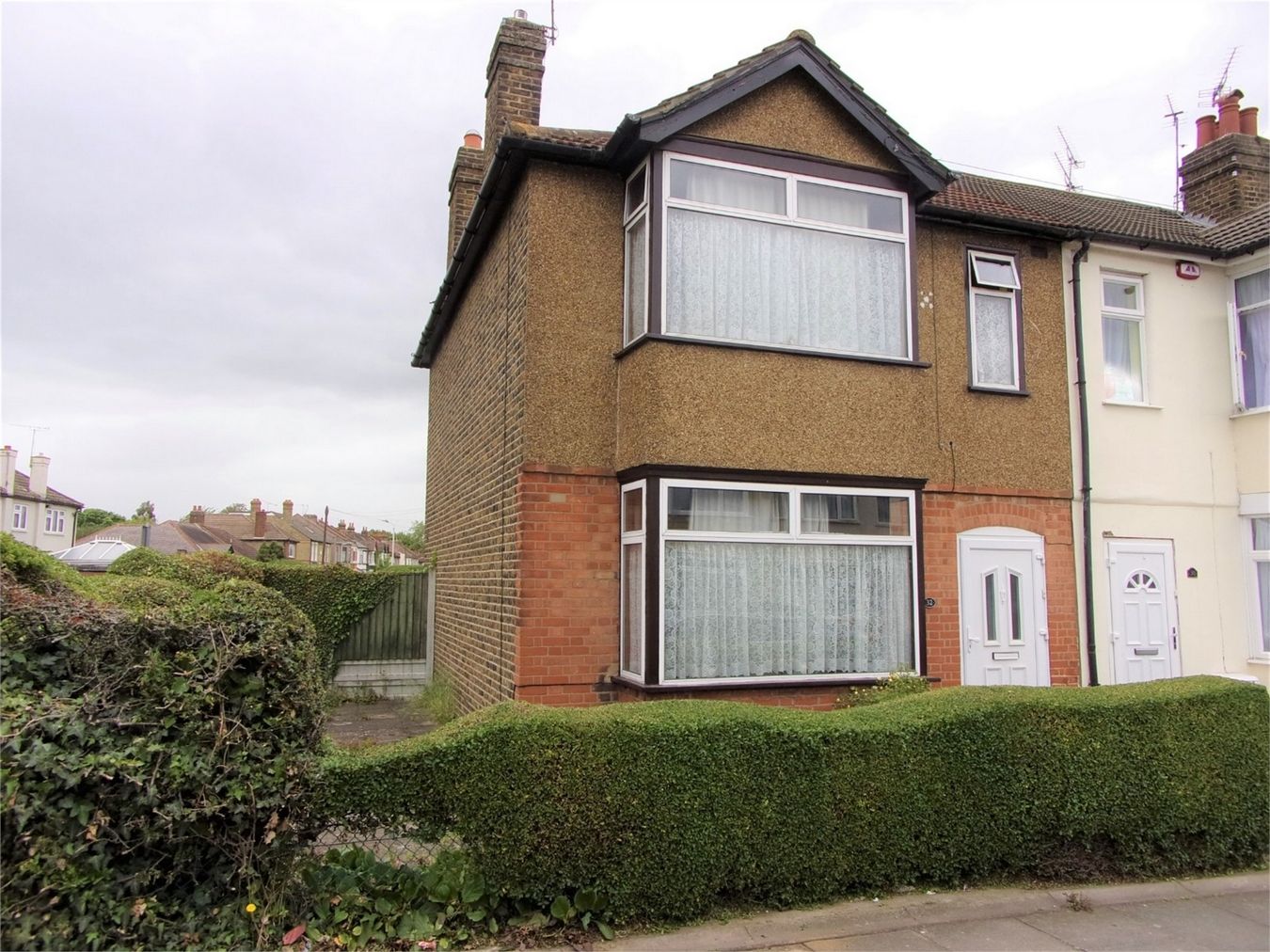 3 bed end terrace house for sale in Oak Street, Romford, Greater London