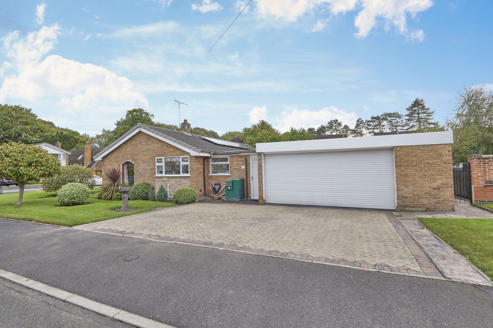 3 bed bungalow for sale in Lake Drive, Doveridge, Ashbourne DE6 Zoopla