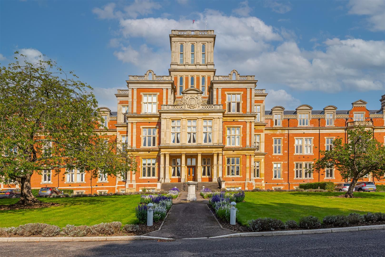 2 bed flat for sale in Royal Earlswood Park, Redhill RH1 Zoopla