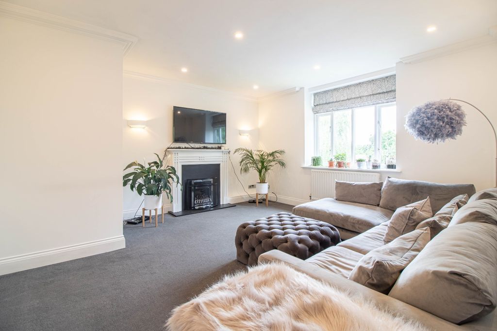 Old Lodge Drive, Nottingham NG5  