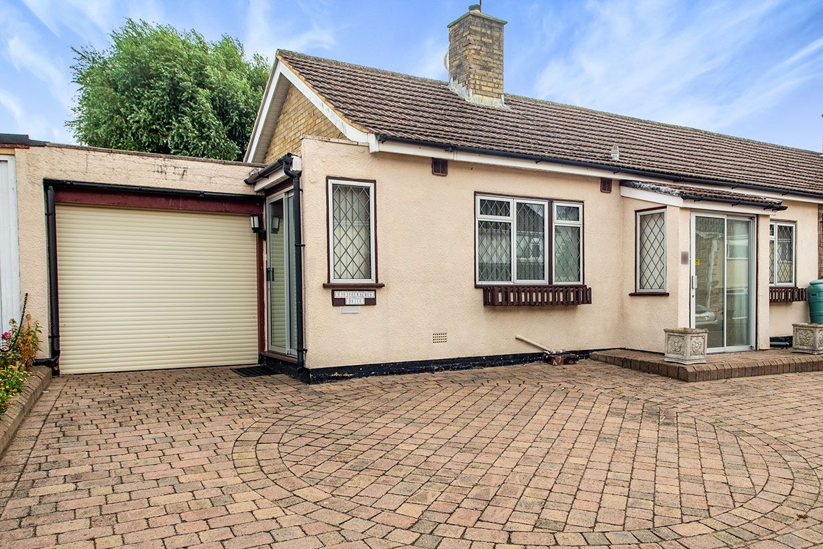 2 bed bungalow for sale in Fouracres Drive, Hemel Hempstead