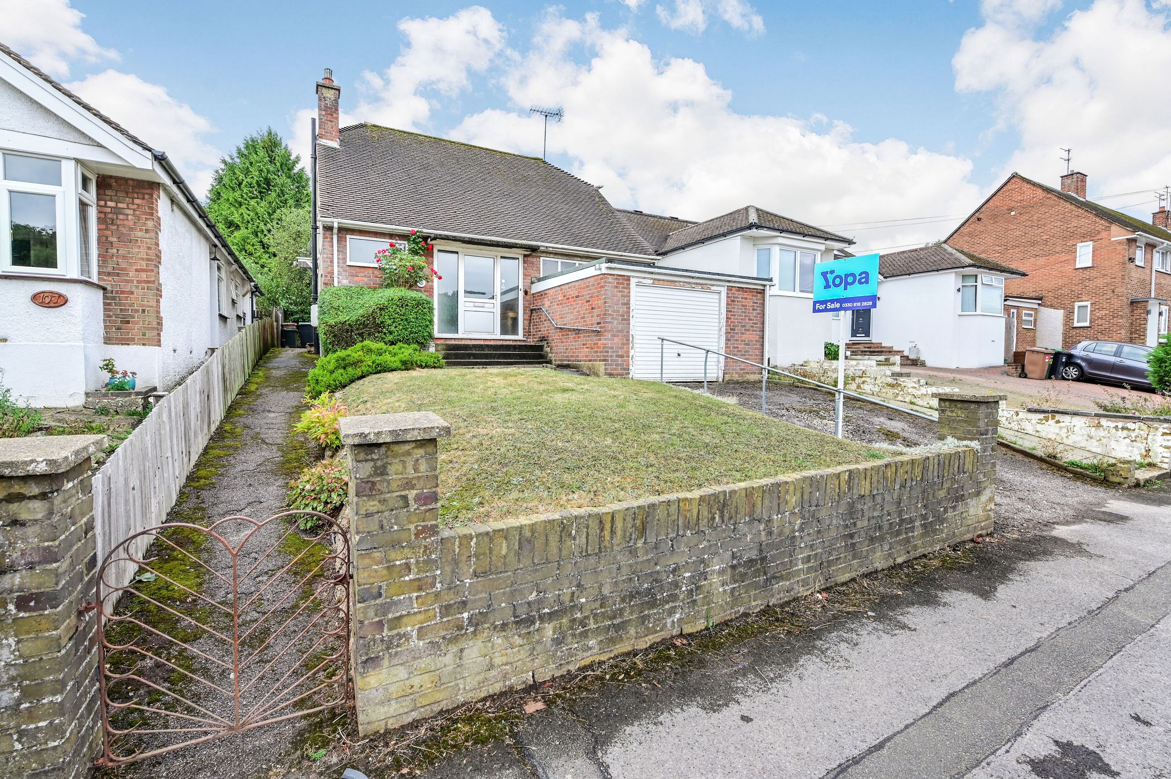 3 bed detached bungalow for sale in Links Way, Croxley Green